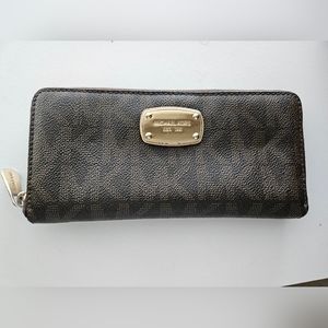 MICHAEL KORS JET SET TRAVEL LARGE LOGO QUARTER-ZIP WALLET - Brown and Gold